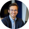 Speaker Fritz Schildt de Beay, mit einem Computer im Hintergrund.
