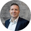 Portrait eines professionellen Mannes in Anzug, der für die Lösungen von FactFinder im E-Commerce steht.
